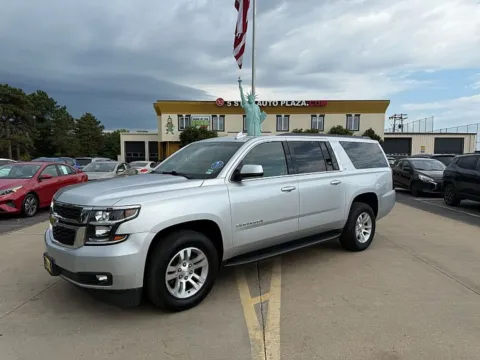 Silver 2018 Chevrolet Suburban 4d SUV 4WD LT for sale in Saint Charles, MO