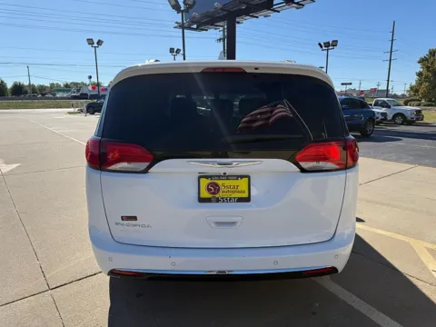 Photos of 2018 Chrysler Pacifica 4d Wagon Touring L for sale in Saint Charles, MO at 5 Star Auto Plaza - St. Charles
