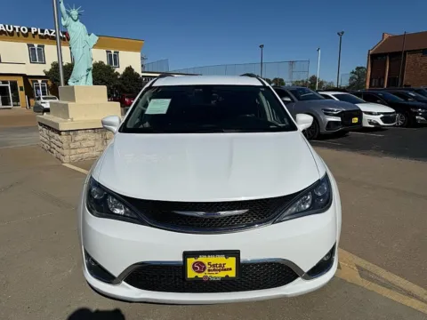 White 2018 Chrysler Pacifica 4d Wagon Touring L for sale in Saint Charles, MO