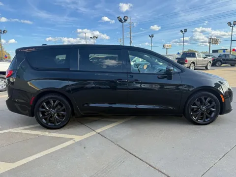 Another view of 2020 Chrysler Pacifica 4d Wagon Touring for sale in Saint Charles, MO at 5 Star Auto Plaza - St. Charles