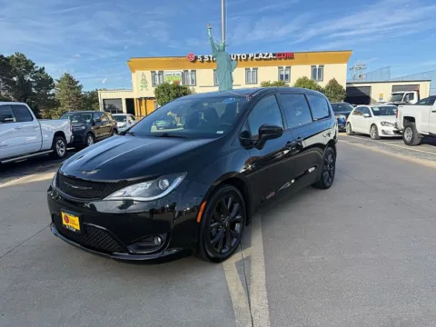 Black 2020 Chrysler Pacifica 4d Wagon Touring for sale in Saint Charles, MO