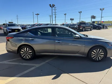 Photos of 2023 Nissan Altima 2.5 SV Sedan for sale in Saint Charles, MO at 5 Star Auto Plaza - St. Charles
