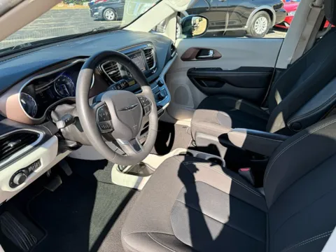 More photos of 2022 Chrysler Voyager LX FWD at 5 Star Auto Plaza - St. Charles, MO