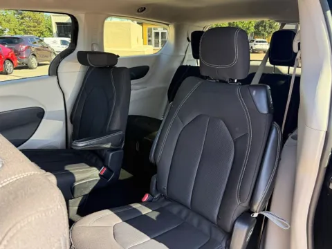 More photos of 2022 Chrysler Voyager LX FWD at 5 Star Auto Plaza - St. Charles, MO