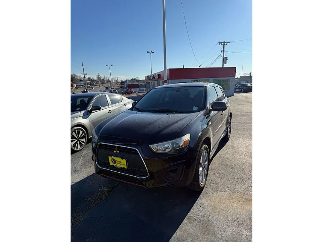 2015 Mitsubishi Outlander ES's photo