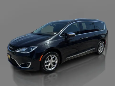 Black 2018 Chrysler Pacifica 4d Wagon Limited for sale in St. Louis, MO