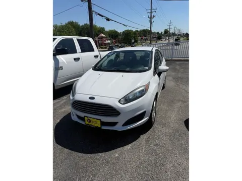 White 2018 Ford Fiesta 4d Sedan SE for sale in St. Louis, MO