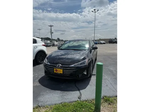 Black 2020 Hyundai Elantra 4d Sedan SEL for sale in St. Louis, MO