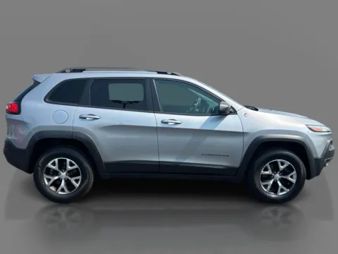 More photos of 2018 Jeep Cherokee 4d SUV 4WD Trailhawk V6 at 5 Star Auto Plaza - St. Louis, MO