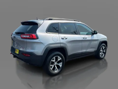 More photos of 2018 Jeep Cherokee 4d SUV 4WD Trailhawk V6 at 5 Star Auto Plaza - St. Louis, MO