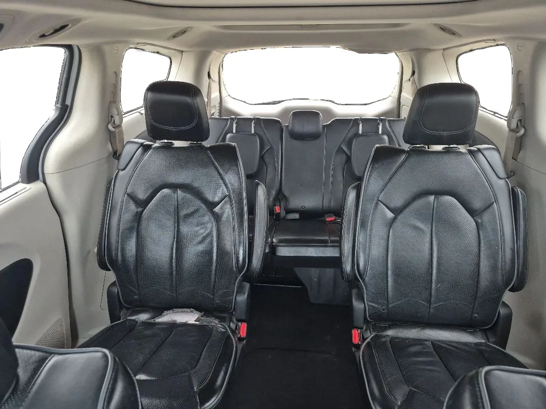 Chrysler Pacifica photo 11