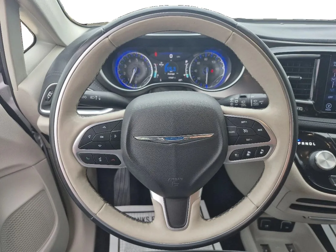 Chrysler Pacifica photo 13