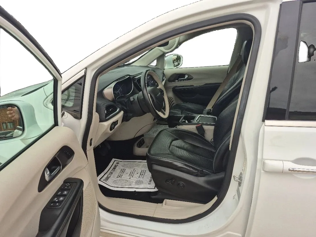 Chrysler Pacifica photo 9