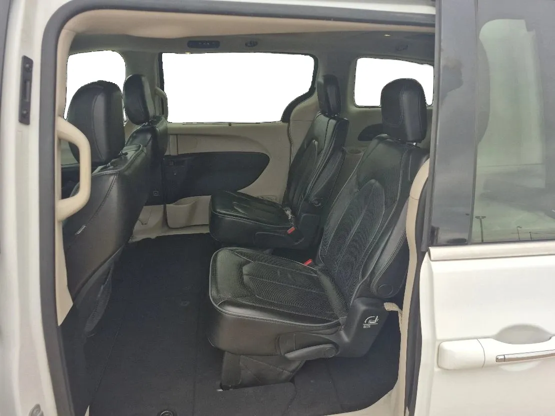Chrysler Pacifica photo 10