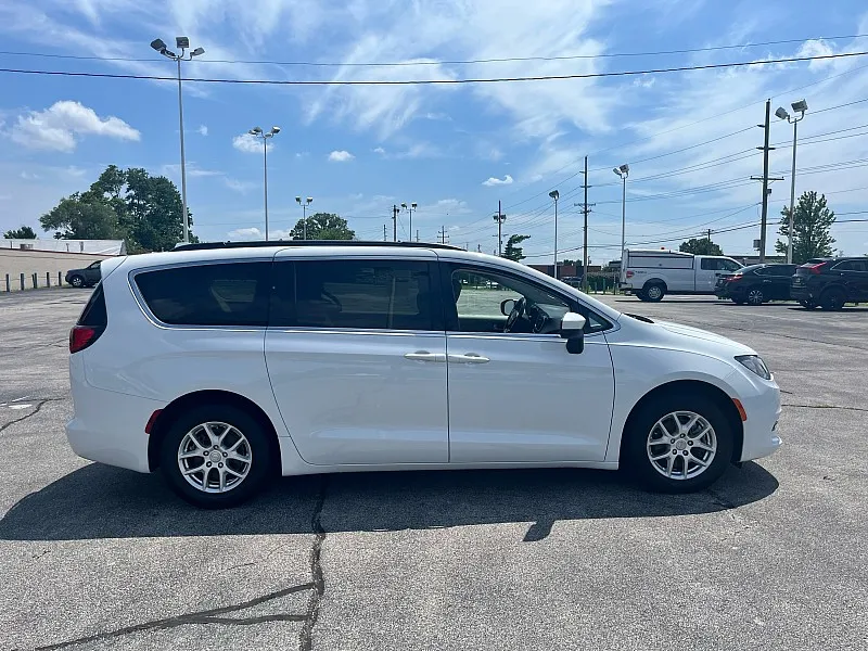 White 2020 Chrysler Voyager Passenger Van LX for sale in St. Louis, MO