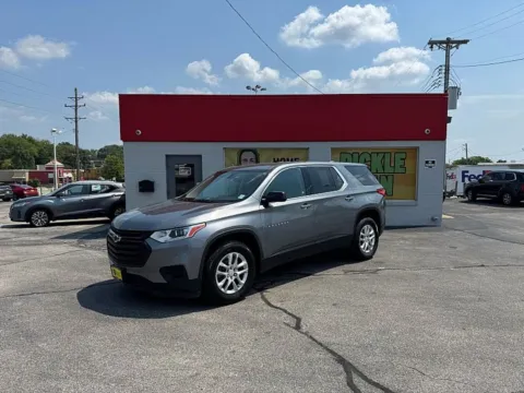 Gray 2020 Chevrolet Traverse 4d SUV FWD LS w/1LS for sale in St. Louis, MO