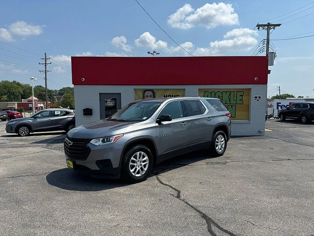 Gray 2020 Chevrolet Traverse 4d SUV FWD LS w/1LS for sale in St. Louis, MO