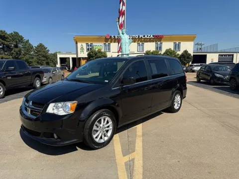 Black 2020 Dodge Grand Caravan 4d Wagon SXT for sale in St. Louis, MO