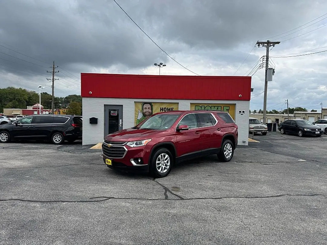 Red 2021 Chevrolet Traverse FWD 4dr LT Cloth w/1LT for sale in St. Louis, MO