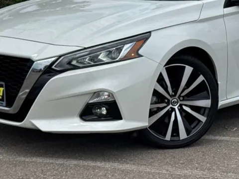 Another view of 2022 Nissan Altima 2.5 Platinum for sale in El Cajon, CA at El Cajon Preowned