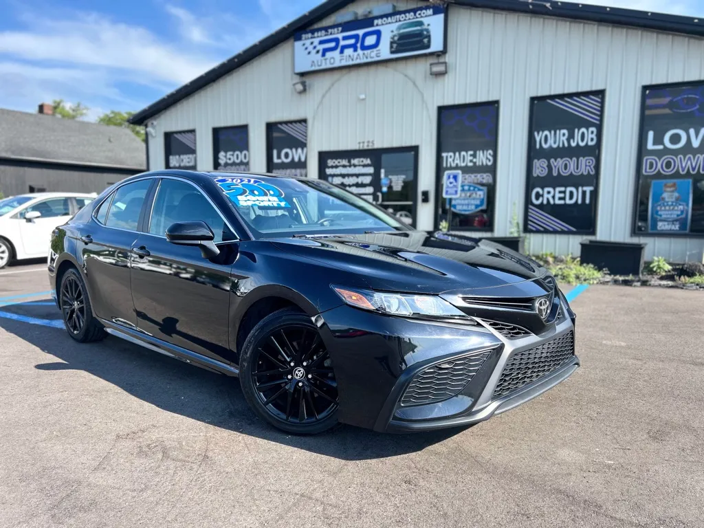 Black 2021 TOYOTA CAMRY SE for sale in Crown Point, IN