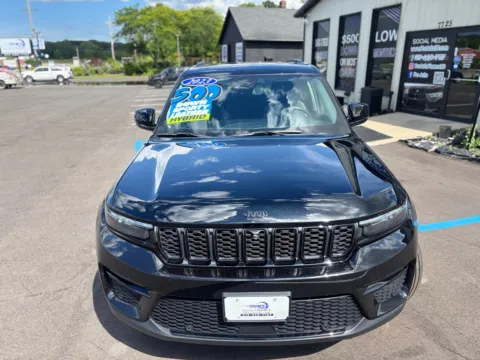 Photos of 2023 JEEP GRAND CHEROKEE LIMITED for sale in Crown Point, IN at Pro Auto Finance