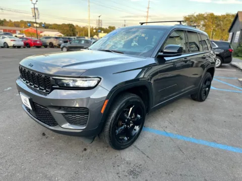 More photos of 2023 JEEP GRAND CHEROKEE ALTITUDE at Pro Auto Finance, IN