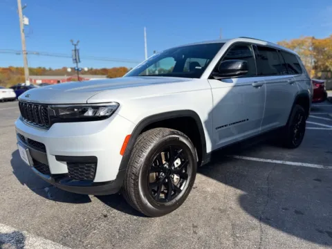 More photos of 2024 JEEP GRAND CHEROKEE ALTITUDE at Pro Auto Finance, IN