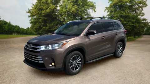 More photos of 2017 Toyota Highlander XLE Sport Utility 4D at Sunny and 70 Auto Sales, NC