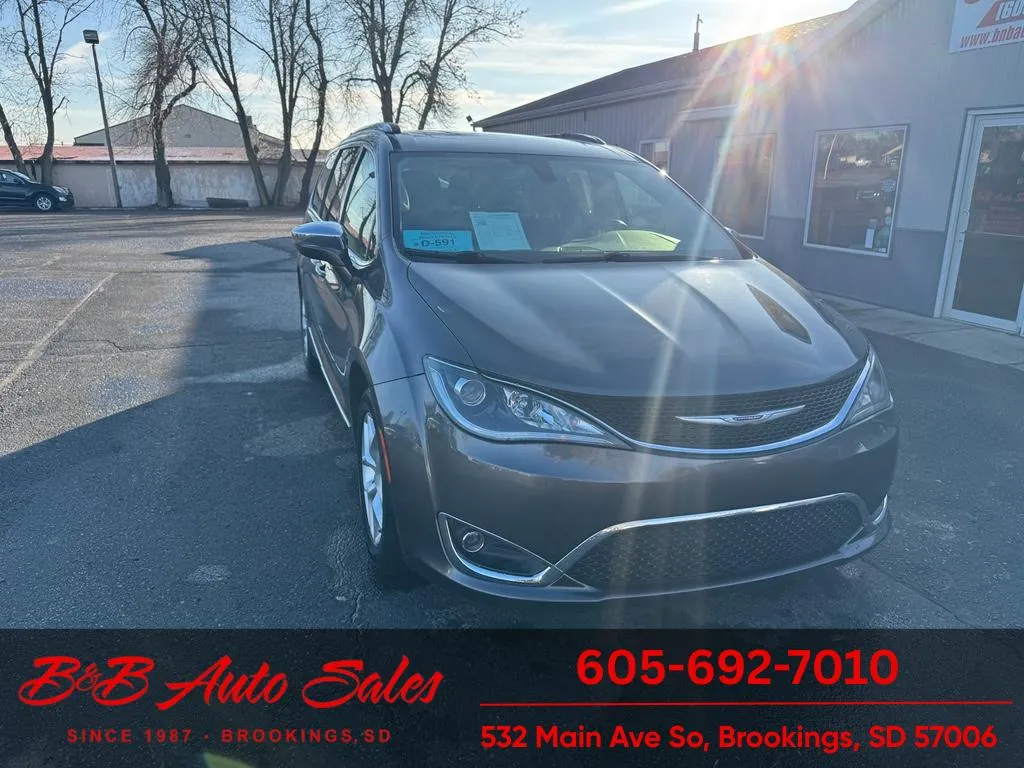 2020 Chrysler Pacifica Limited's photo