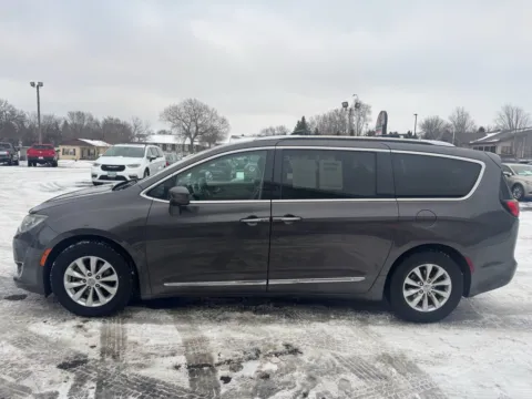 More photos of 2020 Chrysler Pacifica Touring L at B & B Auto Sales, SD