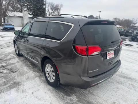 More photos of 2020 Chrysler Pacifica Touring L at B & B Auto Sales, SD