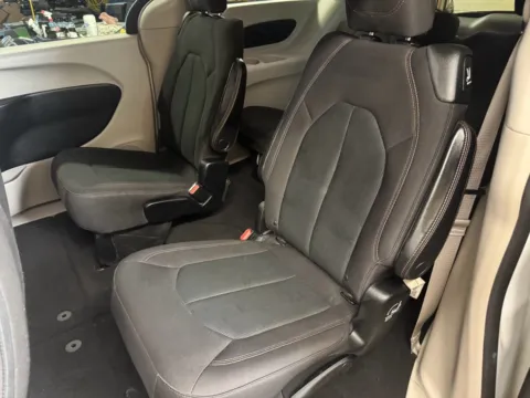More photos of 2017 Chrysler Pacifica Touring at B & B Auto Sales, SD