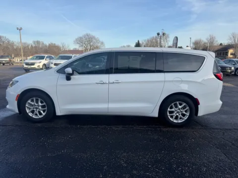 More photos of 2017 Chrysler Pacifica Touring at B & B Auto Sales, SD