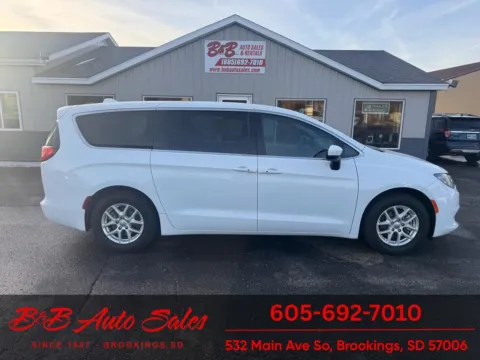 White 2017 Chrysler Pacifica Touring for sale in Brookings, SD