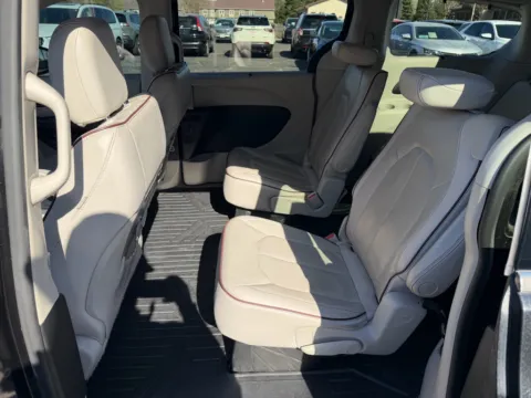 More photos of 2020 Chrysler Pacifica Limited at B & B Auto Sales, SD