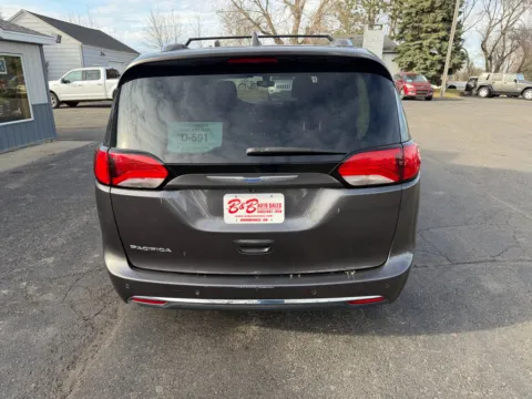 More photos of 2018 Chrysler Pacifica Touring L at B & B Auto Sales, SD