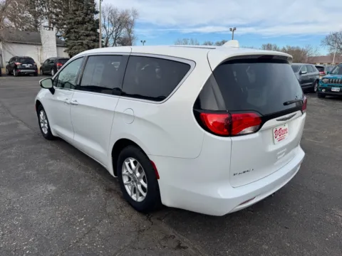 More photos of 2017 Chrysler Pacifica Touring at B & B Auto Sales, SD