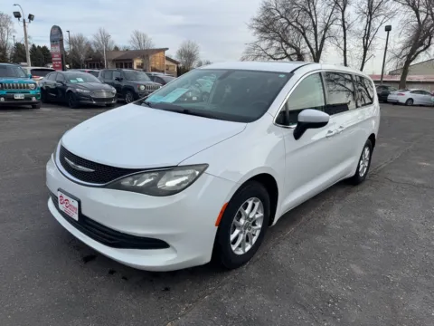 More photos of 2017 Chrysler Pacifica Touring at B & B Auto Sales, SD