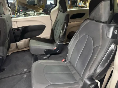 More photos of 2017 Chrysler Pacifica Touring at B & B Auto Sales, SD