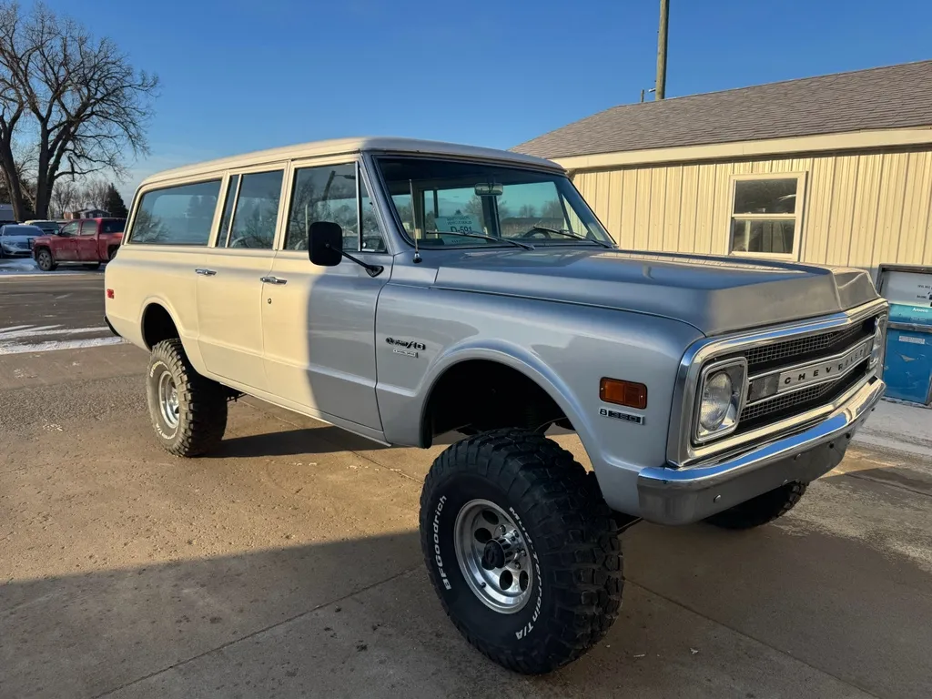 Silver 1970 Chevrolet Suburban for sale in Brookings, SD