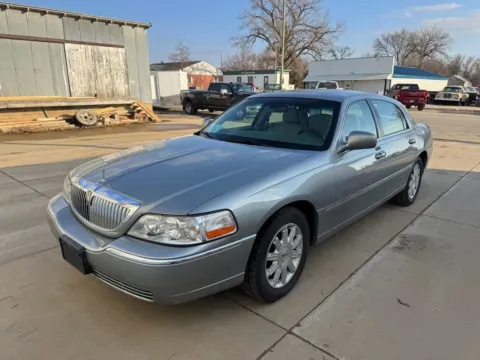 Another view of 2006 Lincoln Town Car Signature Limited for sale in Brookings, SD at B & B Auto Sales