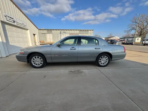 More photos of 2006 Lincoln Town Car Signature Limited at B & B Auto Sales, SD