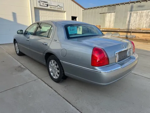 More photos of 2006 Lincoln Town Car Signature Limited at B & B Auto Sales, SD