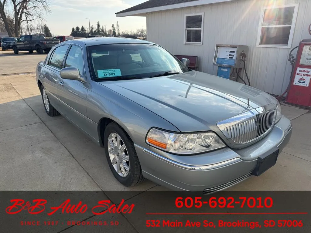 2006 Lincoln Town Car Signature Limited for sale in Brookings, SD