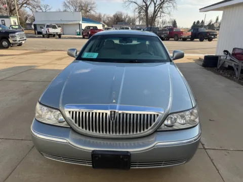 Photos of 2006 Lincoln Town Car Signature Limited for sale in Brookings, SD at B & B Auto Sales
