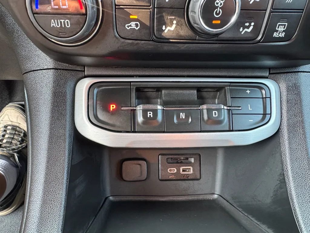 2023 GMC Acadia SLT - Photo 23
