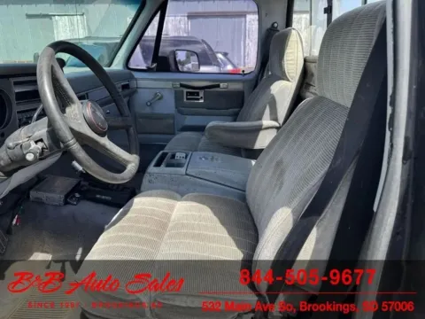 More photos of 1987 GMC V1500 at B & B Auto Sales, SD