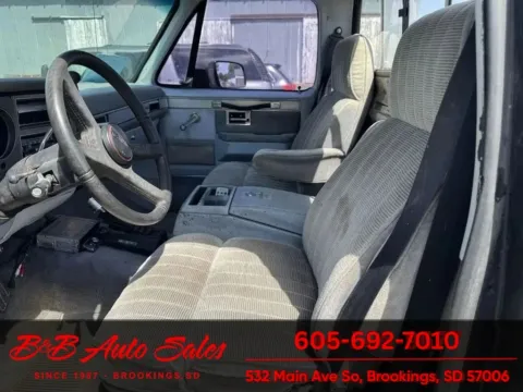 More photos of 1987 GMC V1500 at B & B Auto Sales, SD