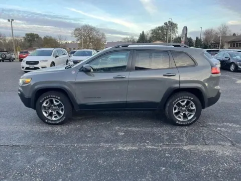 More photos of 2019 Jeep Cherokee Trailhawk at B & B Auto Sales, SD